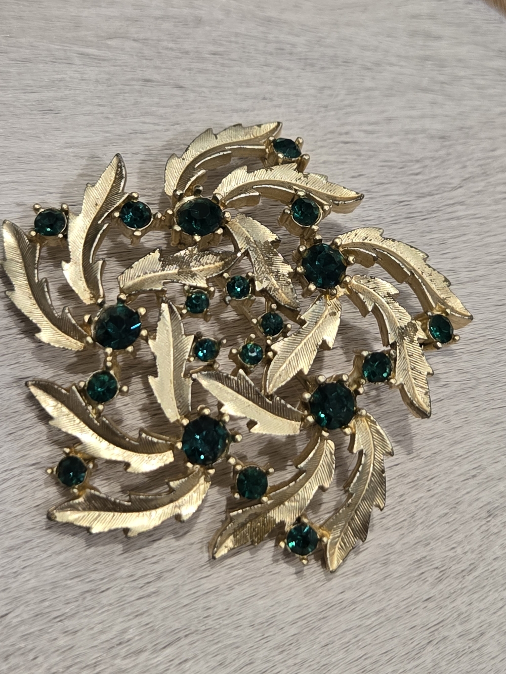 Vintage Gold-Tone Leaf Brooch with Emerald Green Stones
